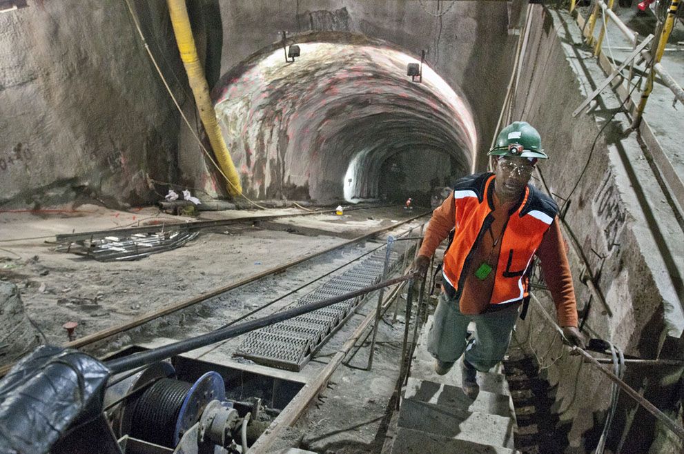 Một đoạn đường hầm để lắp đặt hệ thống thang tự động trong tương lai, đang được xây dựng bên dưới Manhattan, 05/05/2011.