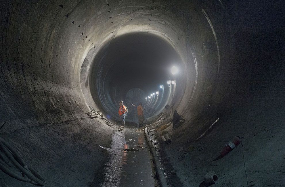 Công việc được tiến hành trong đường hầm dẫn đến một hang nơi sẽ là phòng đợi trong tương lai cho các chuyến tàu đến và đi tuyến Long Island Rail Road, 12/02/2013.