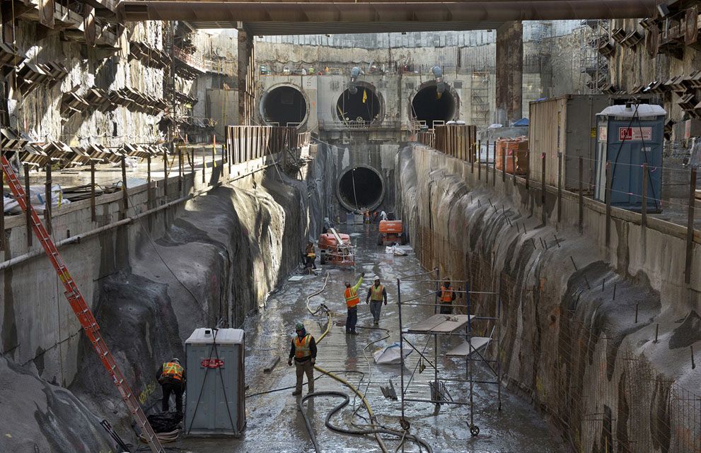 Bốn đường hầm mới khoan bên dưới Sunnyside Yard mà sau này sẽ trở thành đường tàu điện ngầm, 20/12/2012.