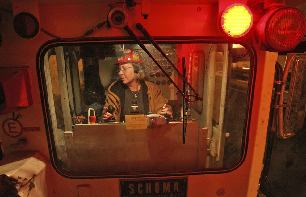 Kỹ sư điều hành Patricia McQuillia điều khiển một đầu tàu để chở công nhân và các phóng viên từ máy khoan đường hầm bên dưới đại lộ số 2 và đường số 63, 08/11/2007.