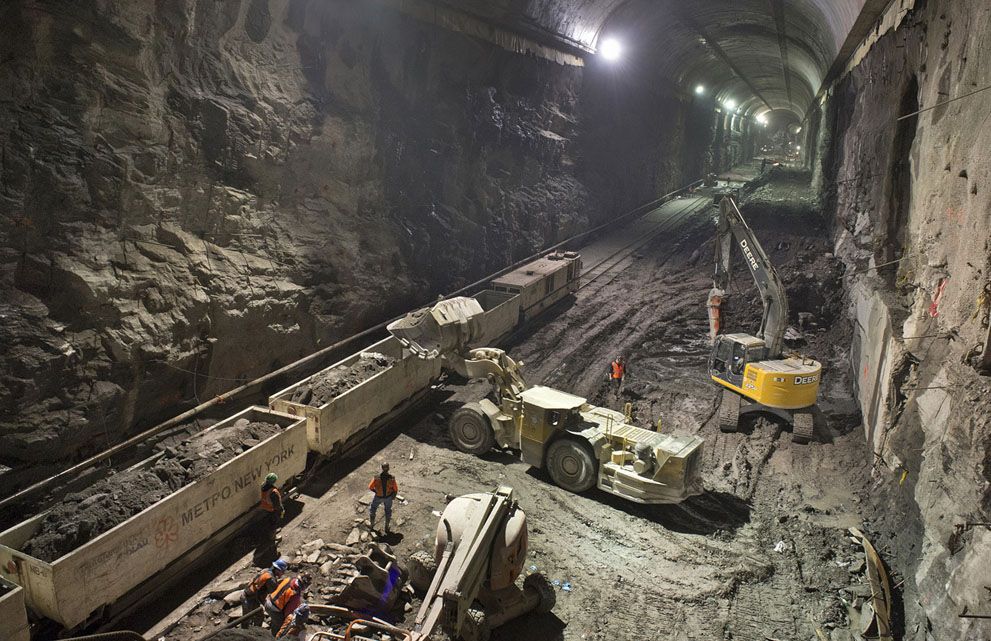 Đất đá và rác được đưa ra khỏi hầm thông qua hệ thống đường ray, 12/02/2013.