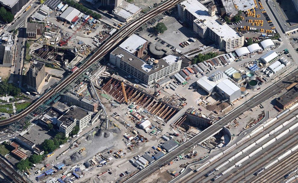 Ảnh chụp từ trên cao khu vực xây dựng ở lối vào đường hầm ở Sunnyside, Queens, gần trạm Queens Plaza. Xem ảnh khu vực này trên Google Maps.