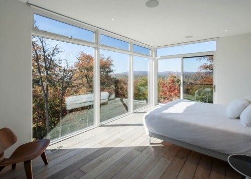 Phòng ngủ với cửa sổ lớn hướng mở ra thiên nhiên