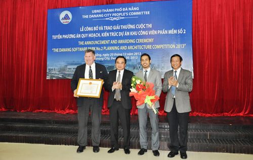 Ông Văn Hữu Chiến Chủ tịch UBND TP Đà Nẵng và ông Phạm Kim Sơn, Giám đốc Sở TT&TT trao giải Nhất cho Cty CPG Việt Nam.