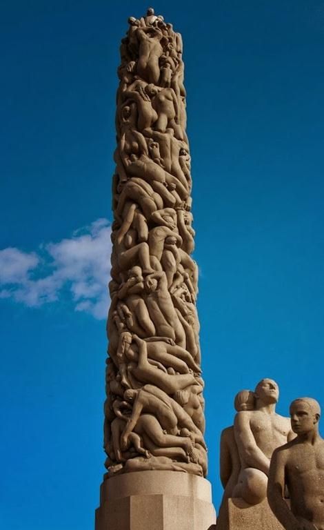 Tháp đá nguyên khối duy nhất là tâm điểm của công viên, cao 14,12 m gồm 121 tượng người quấn quýt, gắn chặt với nhau, được xem là một tác phẩm điêu khắc mang tính biểu tượng cao. Tác phẩm điêu khắc tượng trưng cho khát vọng vươn lên của con người, những con người ôm lấy nhau miêu tả cảm giác sự cứu rỗi lên đến Chúa.