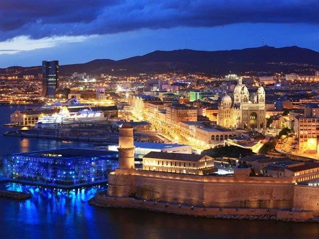 Boulevard Euromediterranée, bên bờ sông Marseille, Pháp do các kiến trúc sư Ateliers Lion - Ilex của Hiệp hội kiến trúc Kern thiết kế và do Euromediterranée phát triển nhận đề cử Dự án tái tạo đô thị xuất sắc nhất và giải thưởng đặc biệt của ban giám khảo
