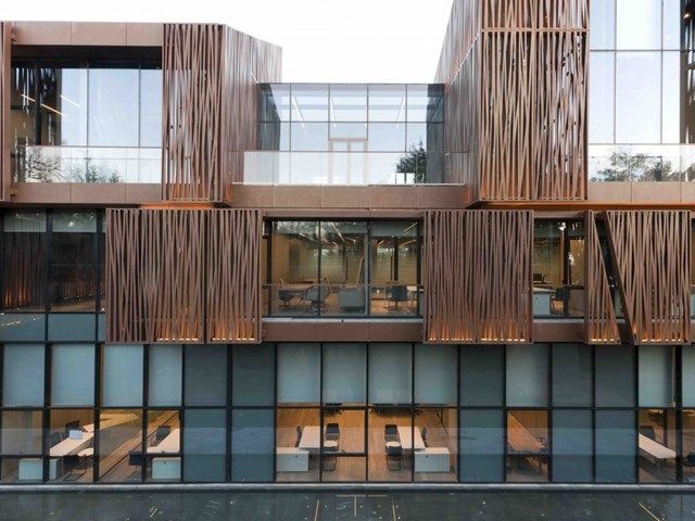 Selcuk Ecza HQ, Istanbul, Thổ Nhĩ Kỳ do các kiến trúc sư Melkan Gursel và Murat Tabanlioglu của Tabanlioglu Architects thiết kế và Selcuk Ecza Holding làm chủ đầu tư nhận đề cử cho Kiến trúc văn phòng và địa điểm kinh doanh tốt nhất.