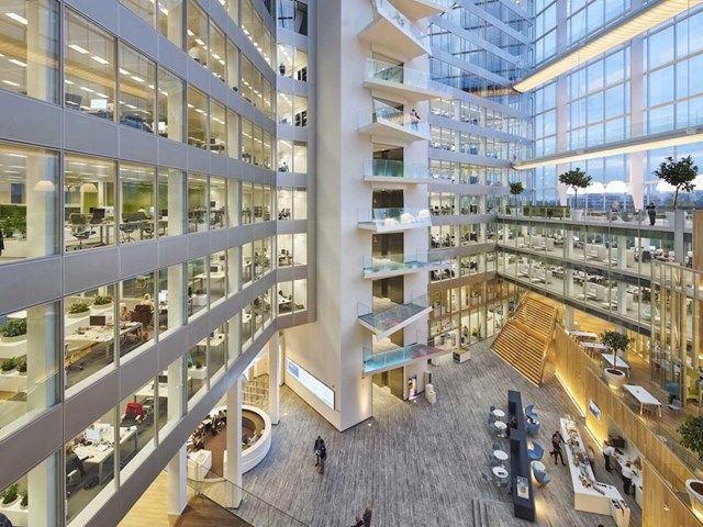 The Edge , Amsterdam, Hà Lan do kiến trúc sư PLP thiết kế và do OVG Real Estate phát triển nhận đề cử Kiến trúc xanh sáng tạo nhất.