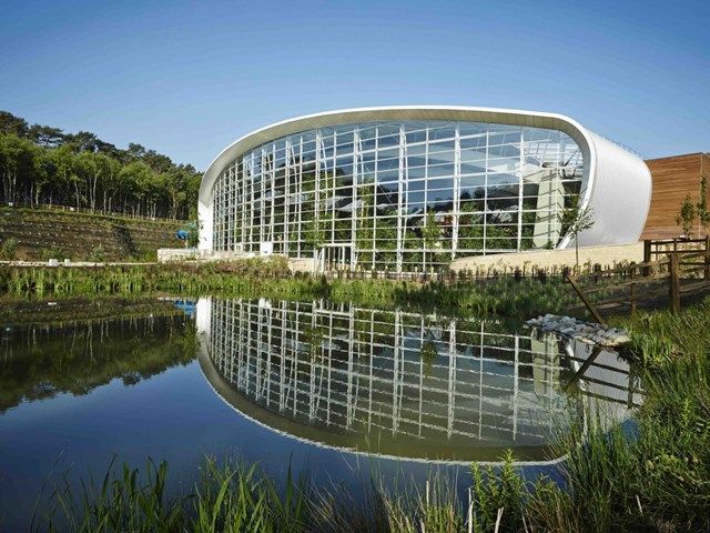 Trung tâm Rừng Parcs Woburn tại Bedfordshire, Vương quốc Anh do kiến trúc sư Holder Mathias thiết kế và phát triển bởi Center Parcs nhận được đề cử cho Công trình khách sạn và khu nghỉ dưỡng du lịch tốt nhất.