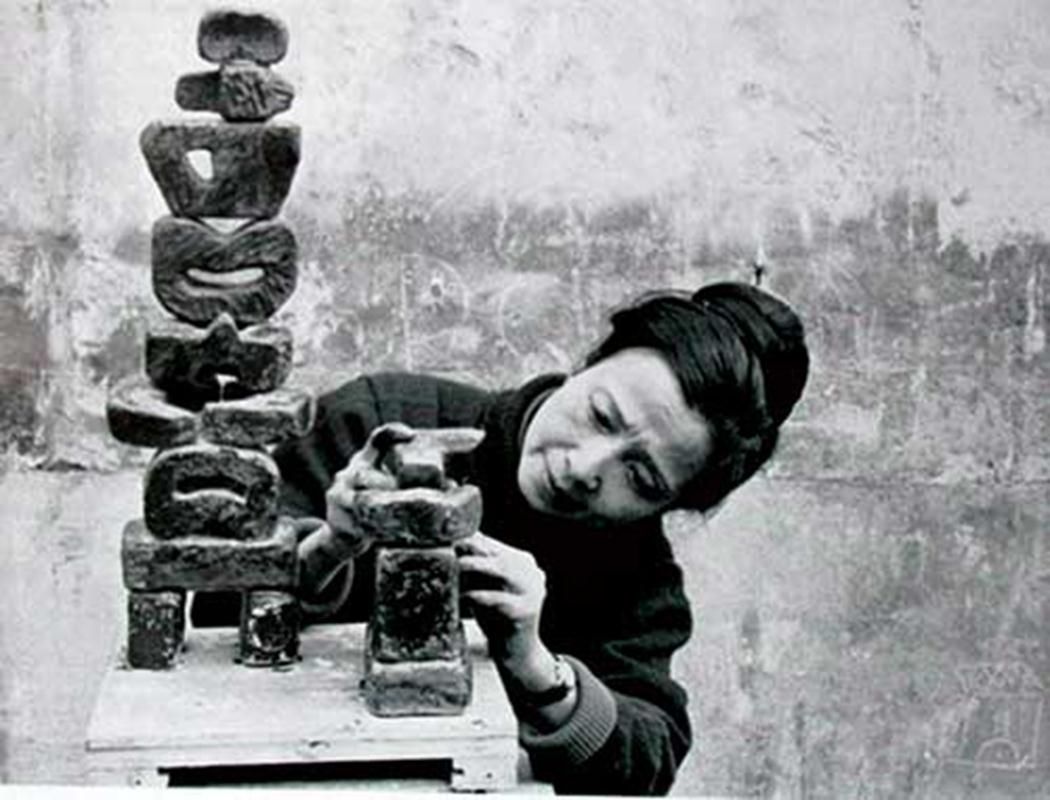 Nhà điêu khắc Điềm Phùng Thị tại Paris – 1967 (Ảnh tư liệu)