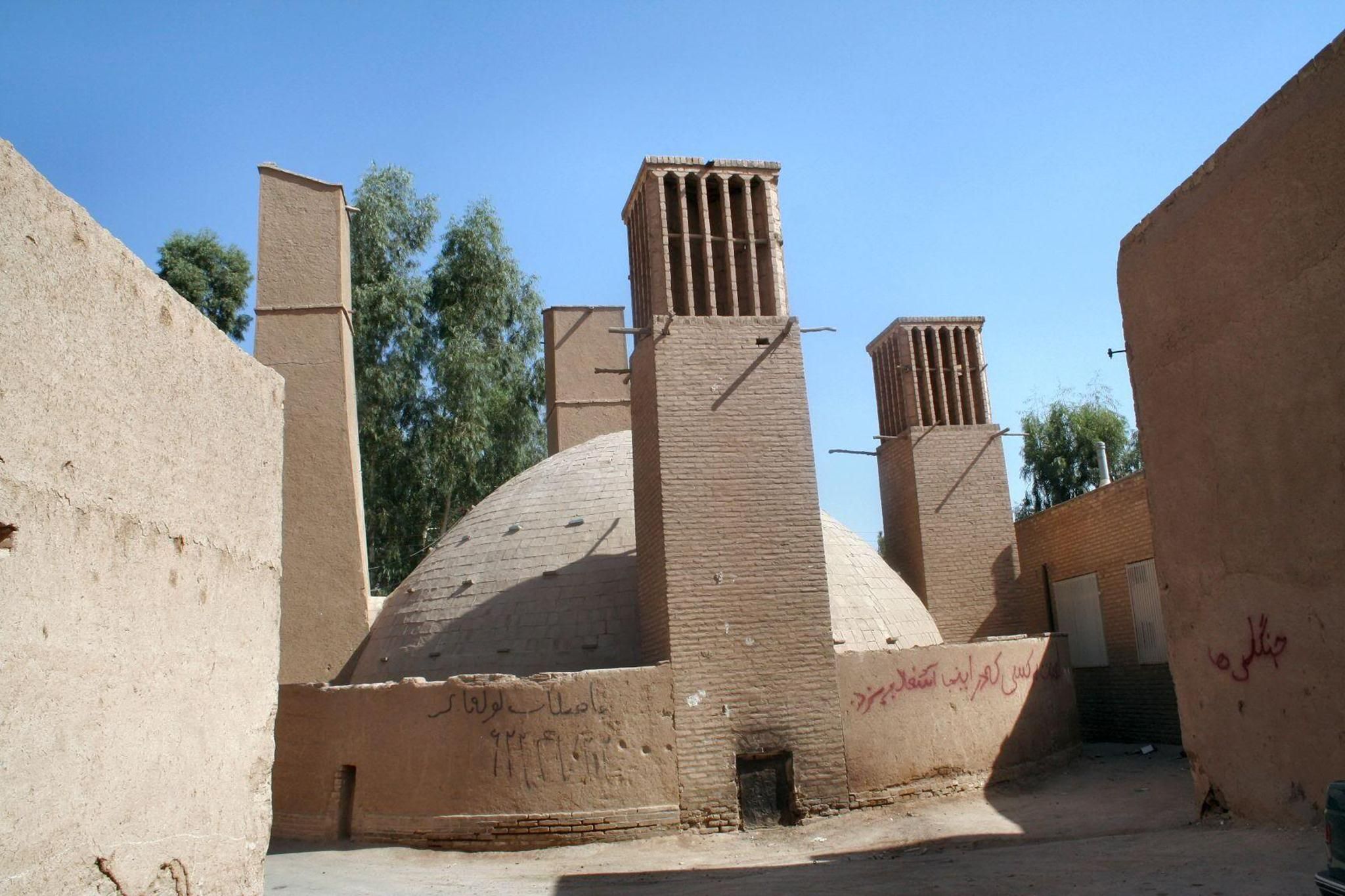 Hình 10: MÁI VÒM VÀ THÁP GIÓ của bình chứa ở Yazd có ở đây. Tháp cao khoảng 12m, bình chứa sâu khoảng 12m và có thể chứa khoảng 1,000 mét khối nước. Nguồn: Flickr.com 