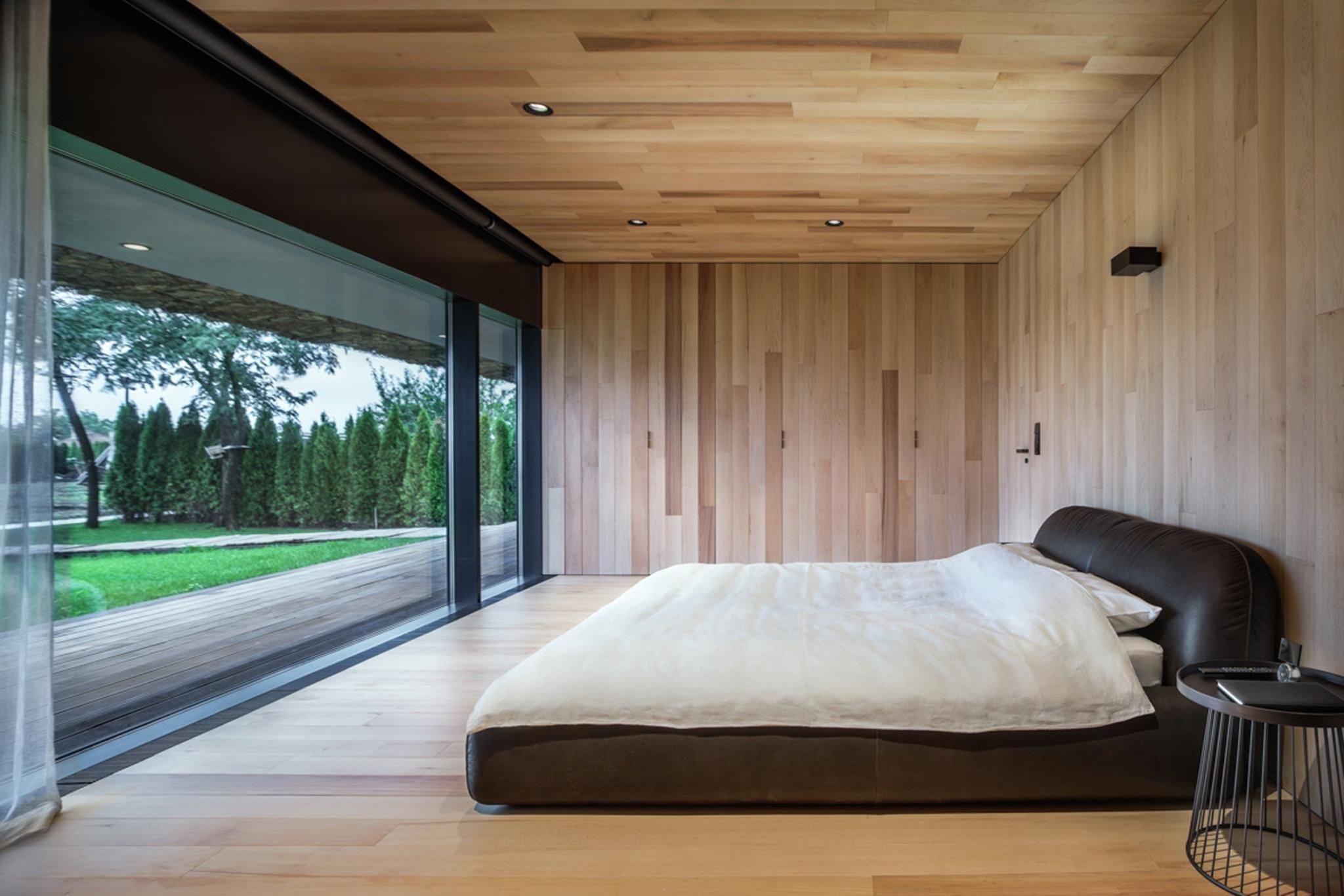 Phòng ngủ được thiết kế đón ánh sáng của bình minh.