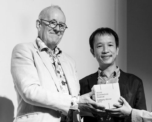  Ngài Peter Cook, Chủ tịch Hội đồng giám khảo Liên hoan kiến trúc quốc tế trao giải cho KTS Hoàng Thúc Hào.