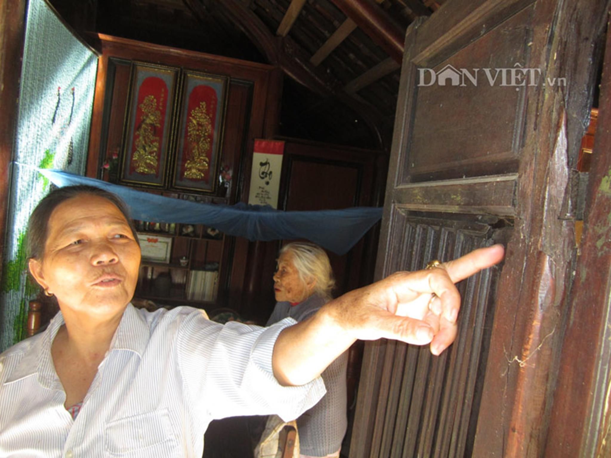 Cánh cửa ngôi nhà rường của bà Dương Thị Hường có nhiều vết đạn bắn thời chiến tranh.