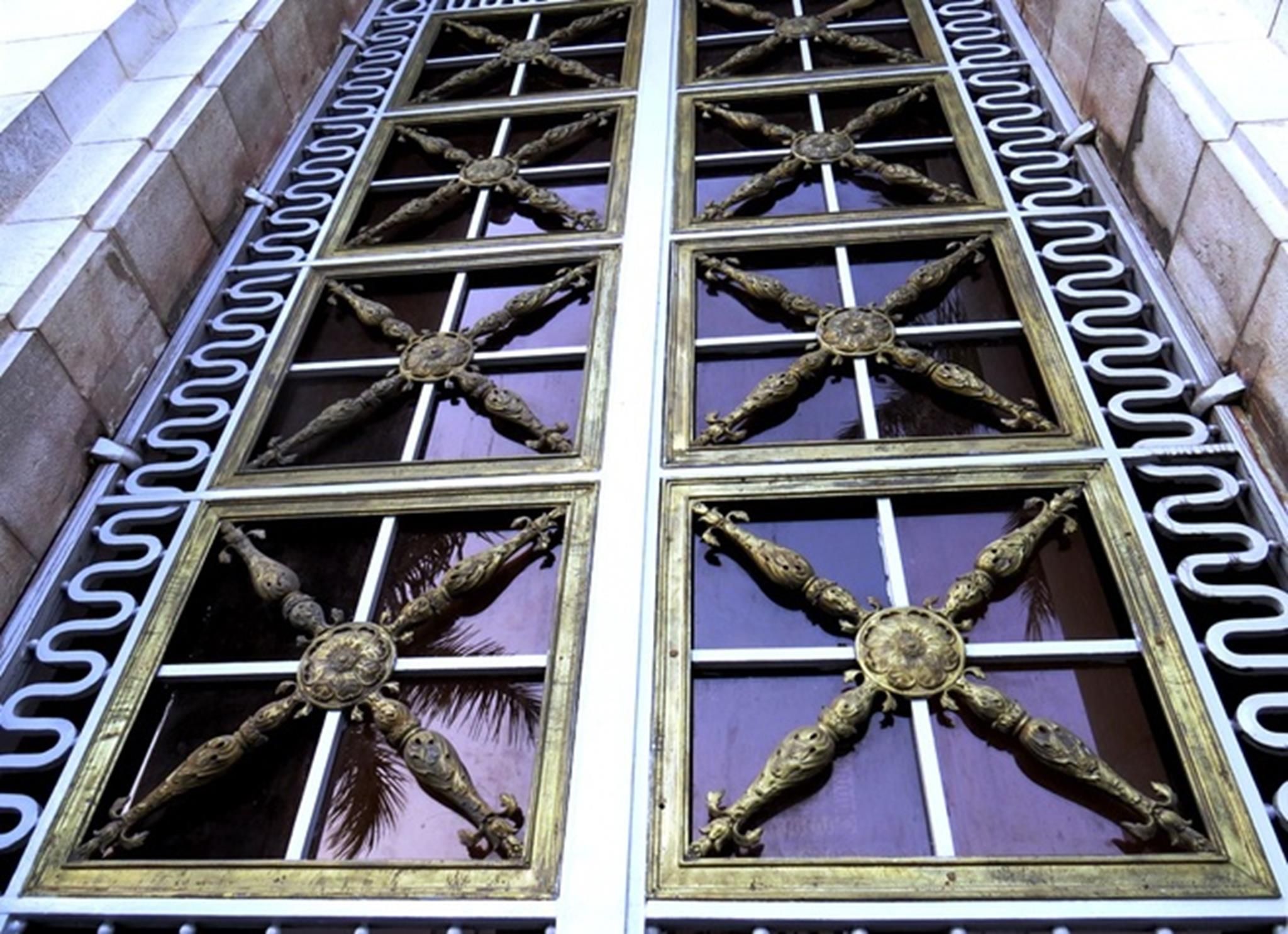 Những bộ cửa đại tại tiền sảnh cao khoảng 4 m, khung được làm bằng sắt vuông đặc, bên trong là các song chắn cách điệu được đúc bằng đồng.