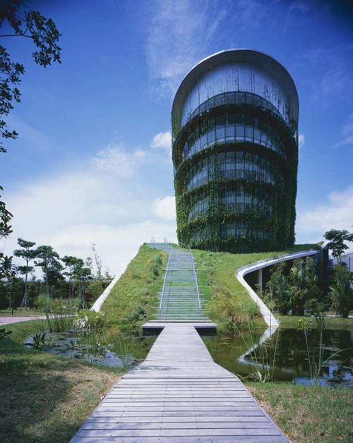 Các kiến trúc sư Malaysia xây dựng một nhà máy công nghiệp thân thiện với môi trường. Nhà máy được bao phủ xung quanh bởi màu xanh của lá cây nhằm giảm lượng khí thải carbon ra môi trường và tăng sự hấp thụ nước mưa để làm mát không gian bên trong.
