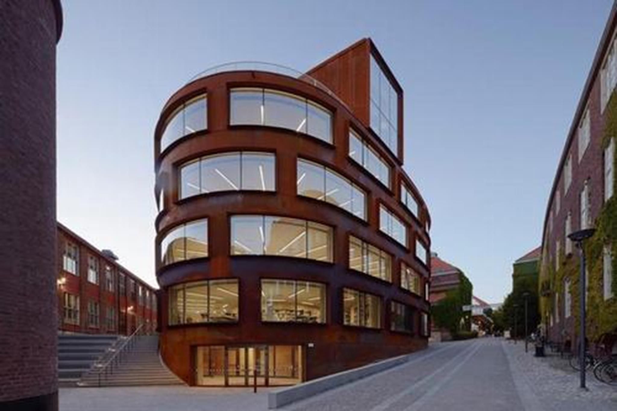 Trường kiến trúc thuộc Viện Công nghệ Hoàng gia Thụy Điển có kiến trúc hiện đại nổi bật giữa không gian kiến trúc cổ xưa. Thiết kế ngôi trường sẽ góp phần khơi gợi sự sáng tạo cho các kiến trúc sư tương lai học tập ở đây.
