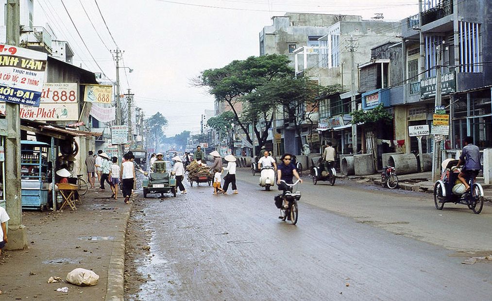Một khu vực "ranh đô thị Sài Gòn" (bảng trắng góc phải hình ghi rõ) khoảng cuối thập niên 1960 khá ngổn ngang - Ảnh tư liệu