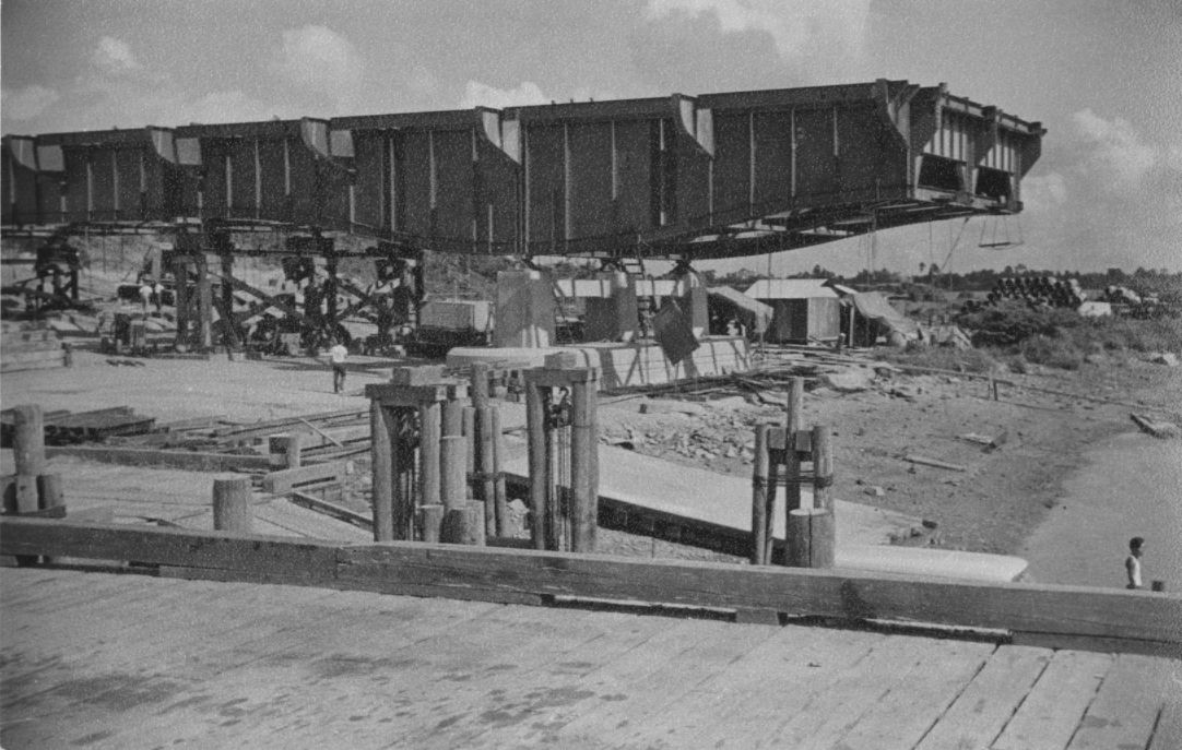 Cầu Đồng Nai lúc đang xây dựng năm 1959 - Ảnh: George E Gray