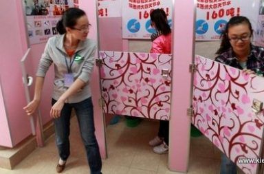 images2050010 womens standing urinals shaanxi normal university china 03 560x387 1