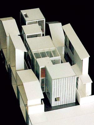 ảnh trái : Mô hình toàn cảnh ngôi nhà. Sự tổ hợp của các khối riêng lẻ chứa đựng các công năng khác nhau. 
