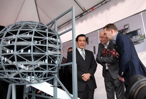 1329488838 president ma ying jeou with oma partners rem koolhaas and david gianotten copyright oma 1000x678