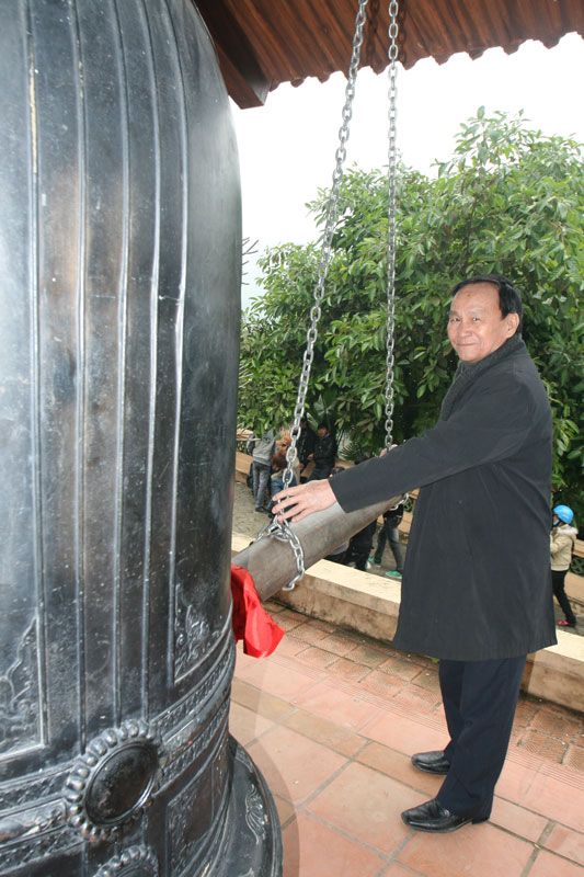 KTS Nguyễn Tấn Vạn đánh chuông dâng hương tại đền thờ Bác