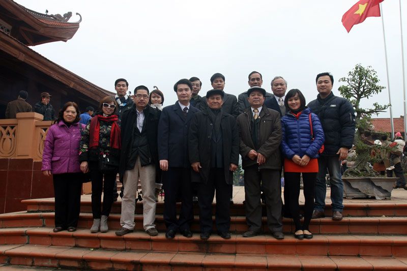 Đoàn TW Hội KTSVN chụp ảnh lưu niệm trước đền thờ Bác Hồ tại ATK Định Hóa