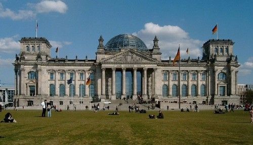 800px Reichstag mit Wiese