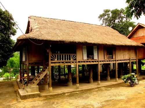 Kiến trúc nhà sàn Mường độc đáo 2024 là điểm nhấn đặc biệt của du lịch văn hóa tại Việt Nam. Du khách có thể tham quan và trải nghiệm cách sống, ăn uống, sinh hoạt của người Mường qua ngôi nhà sàn truyền thống được xây dựng rất tỉ mỉ và độc đáo.