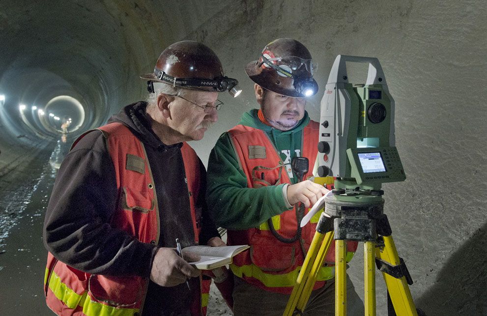 Hai kỹ sư đo đạc làm việc bên dưới đường hầm, 12/02/2013.