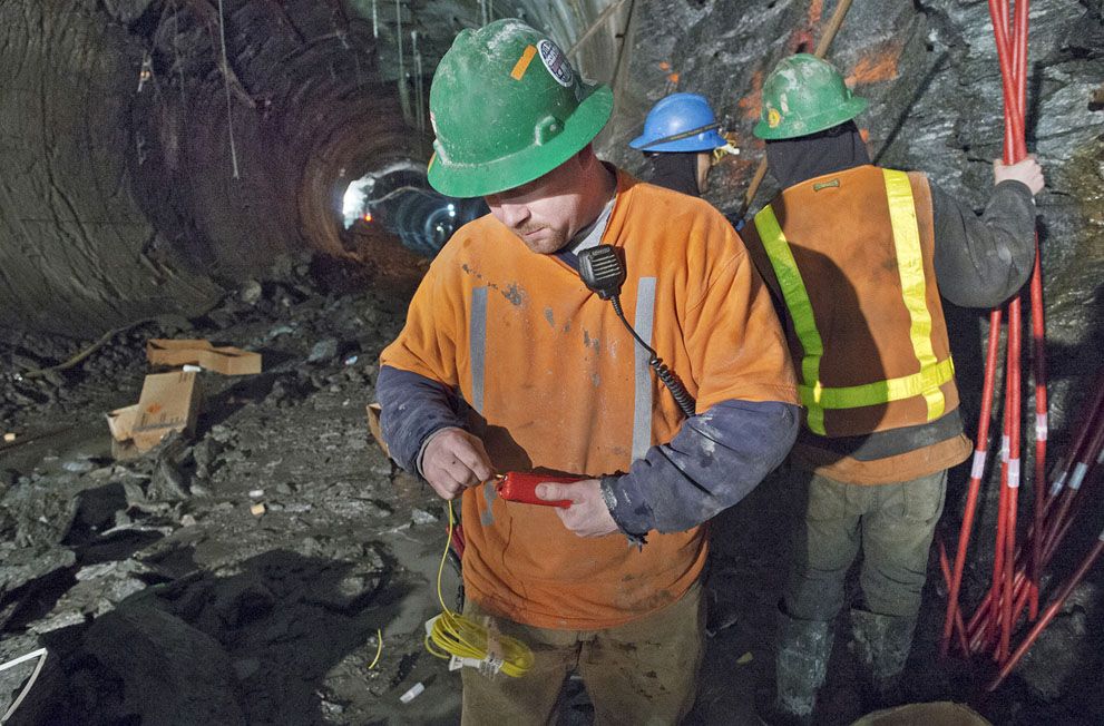 Các công nhân làm việc bên dưới đường hầm thuộc dự án East Side Access Project, 12/02/2013.