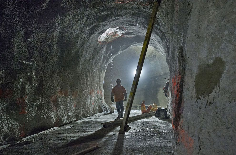 Một công nhân đi bộ trong một đường hầm thuộc dự án East Side Access Project, 12/02/2013.