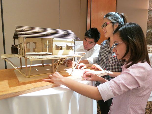 Nhóm sinh viên Đoàn Hữu Duy (đại học Văn Lang), Trần Mỹ Kim và Nguyễn Thị Anh Tú (đại học Kiến trúc TP.HCM) với thiết kế “Nhà vách lật”