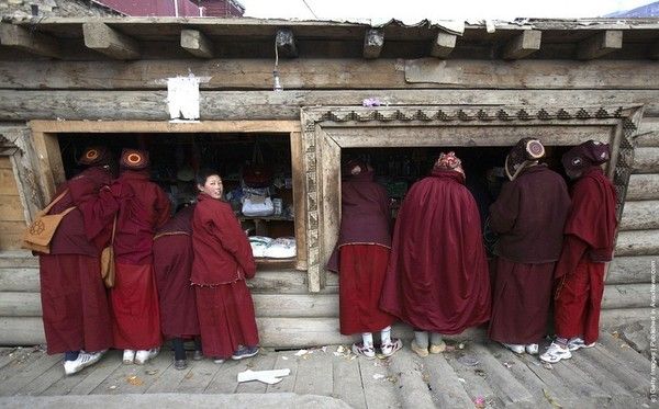 Các nữ tu mua đồ bên ngoài một cửa hàng tại Viện Nghiên cứu Phật giáo Serthar Wuming 
