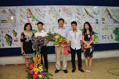 Trường Khoa - TS KTS Nguyễn Xuân Hinh chụp ảnh cùng các tân KTS - (C) KTS Nguyễn Công Hùng