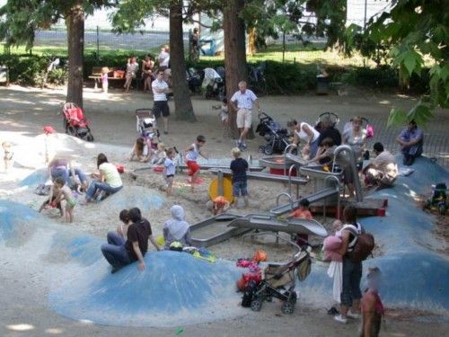 Sân chơi cho trẻ em trong một khu ở tại Frankfurt - Đức