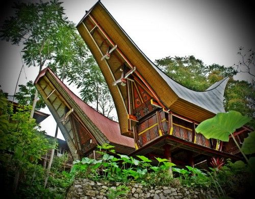 Nền văn hóa độc đáo cùng sự cuốn hút của những chiếc nhà sàn hình thuyền tongkonan đã khiến vùng đất của người Toraja trở thành một điểm đến thu hút khách du lịch quốc tế.