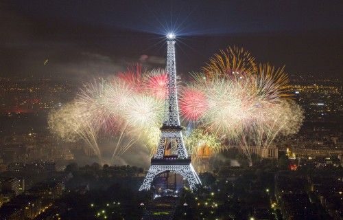 Tháp Eiffel được chiếu sáng vào dịp bắn pháo hoa nhân ngày Bastille ở Paris, 14/07/2013.