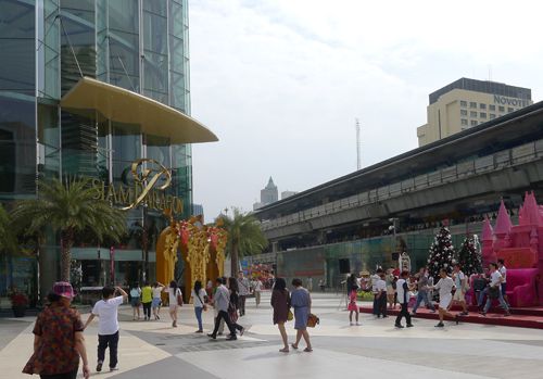 Trục giao thông mới tạo cảnh quan đường phố mới: Bản đồ Bangkok, quanh tuyến đường sắt trên cao dầy đặc khách sạn, siêu thị. Một ga đường sắt trên cao nối với sảnh lớn của siêu thị Siem Dragon