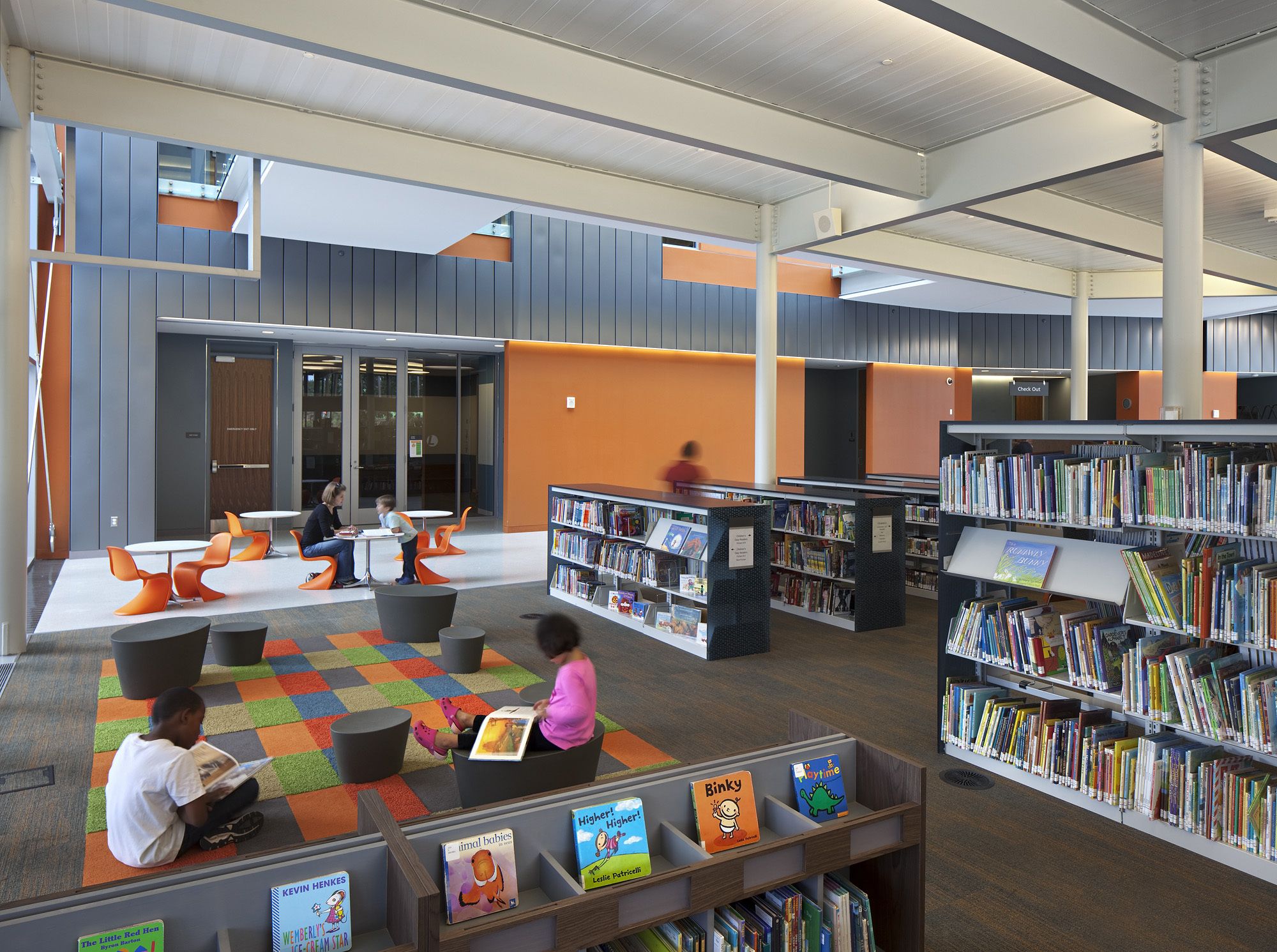 Библиотека открывалась в восемь. Современная библиотека. Зонирование пространства в библиотеке. Современная библиотека в школе. Интерьер общественной библиотеки.