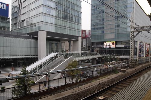 Giao thông và KGCC Tokyo: Tầu điện trên cao đi thẳng vào siêu thị, cầu dẫn nối sang ga và siêu thị khác.