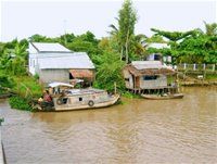 Nhà và thuyền thường đi chung với nhau trong cuộc sống người dân vùng sông nước. Ảnh: Mỹ Xuyên