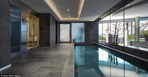 Bể bơi trong nhà là một trong những sự lựa chọn thư giãn lý tưởng cho chủ nhân ngôi nhà