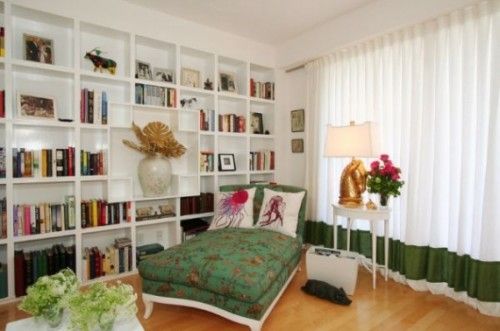 Toàn bộ không gian, đặc biệt là các bức tường được sử dụng tone màu trắng, sàn gỗ được sử dụng màu sáng, điểm thêm những mảng nhấn màu xanh lá bởi đồ nội thất