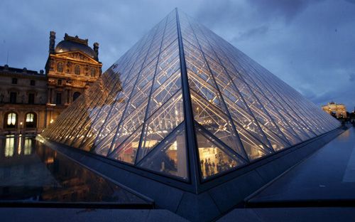 Kim tự tháp Louvre - Paris, Pháp