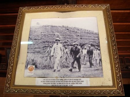 Bức ảnh Đại tướng Võ Nguyên Giáp và Chủ tịch Hồ Chí Minh ra thao trường tổ chức diễn tập mẫu chiến thuật ở Sơn Tây năm 1957.