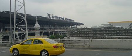 Sân bay quốc tế Suvamabhumi với ga ra ô tô cao tầng khổng lồ bên ngoài