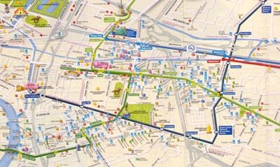 Bản đồ trung tâm thủ đô Bangkok: tuyến đường tầu điện trên cao (BTS), chạy dọc đại lộ Ploen Chit (R) rẽ lên hướng Bắc (N) và tuyến rẽ qua đại lộ Ratchadamri (S), cùng với tuyến MRT, tuyến nối trung tâm TP với sân bay quốc tế… Dầy đặc các khách sạn, trung tâm thương mại, giải trí và văn phòng.
