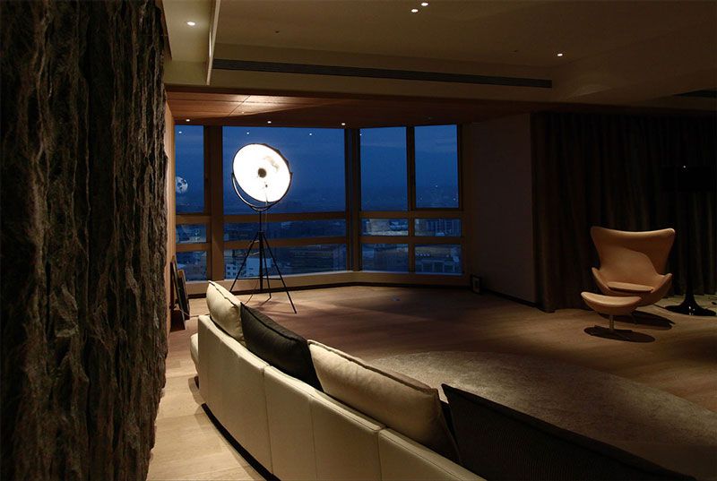 kienviet.net: Chi tiết đèn rọi studio đóng vai trò quan trọng trong việc tạo điểm nhấn trong không gian phòng khách.